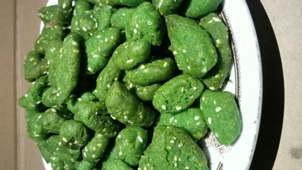 kue biji ketapang wijen hijau pandan/cemilan kue biji ketapang khas betawi 1kg terlaris kue biji ketapang wijen hijau pandan/cemilan kue biji ketapang khas betawi 1kg terlaris