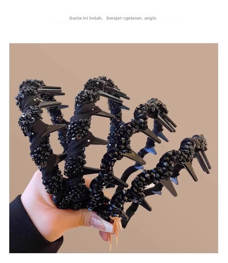 Headbands Bando Rambut Hitam Stylish dengan Manik & Paku | Aksesoris Rambut Wanita Terlaris Bando rambut hitam stylish yang menjadi terlaris! Dihiasi manik berkilau dan paku aksen, cocok untuk dipakai sehari-hari atau acara spesial.