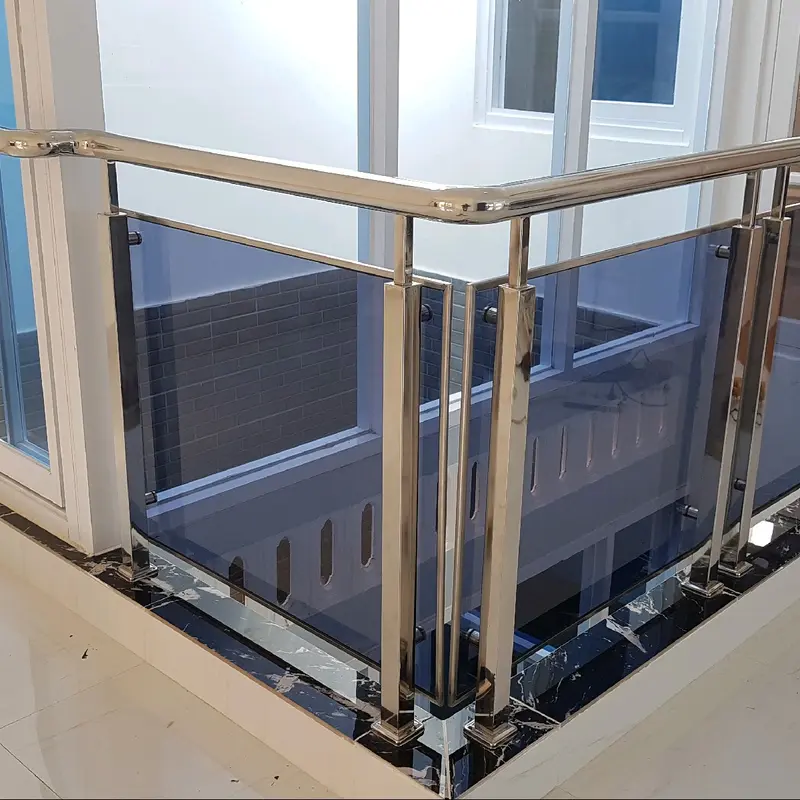 Railing tangga stainless steel kaca tempered. tangga besi 7