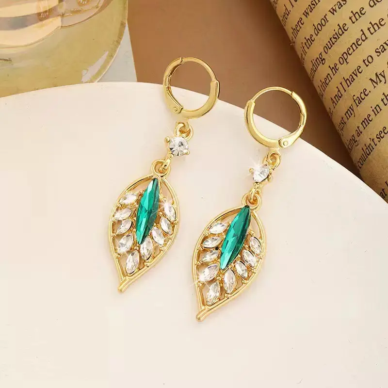 Anting Daun Elegan yang Segar Mekar Desain Alam dengan Kristal Berkilau Limited Edition untuk Tampilan Mewah, Earrings