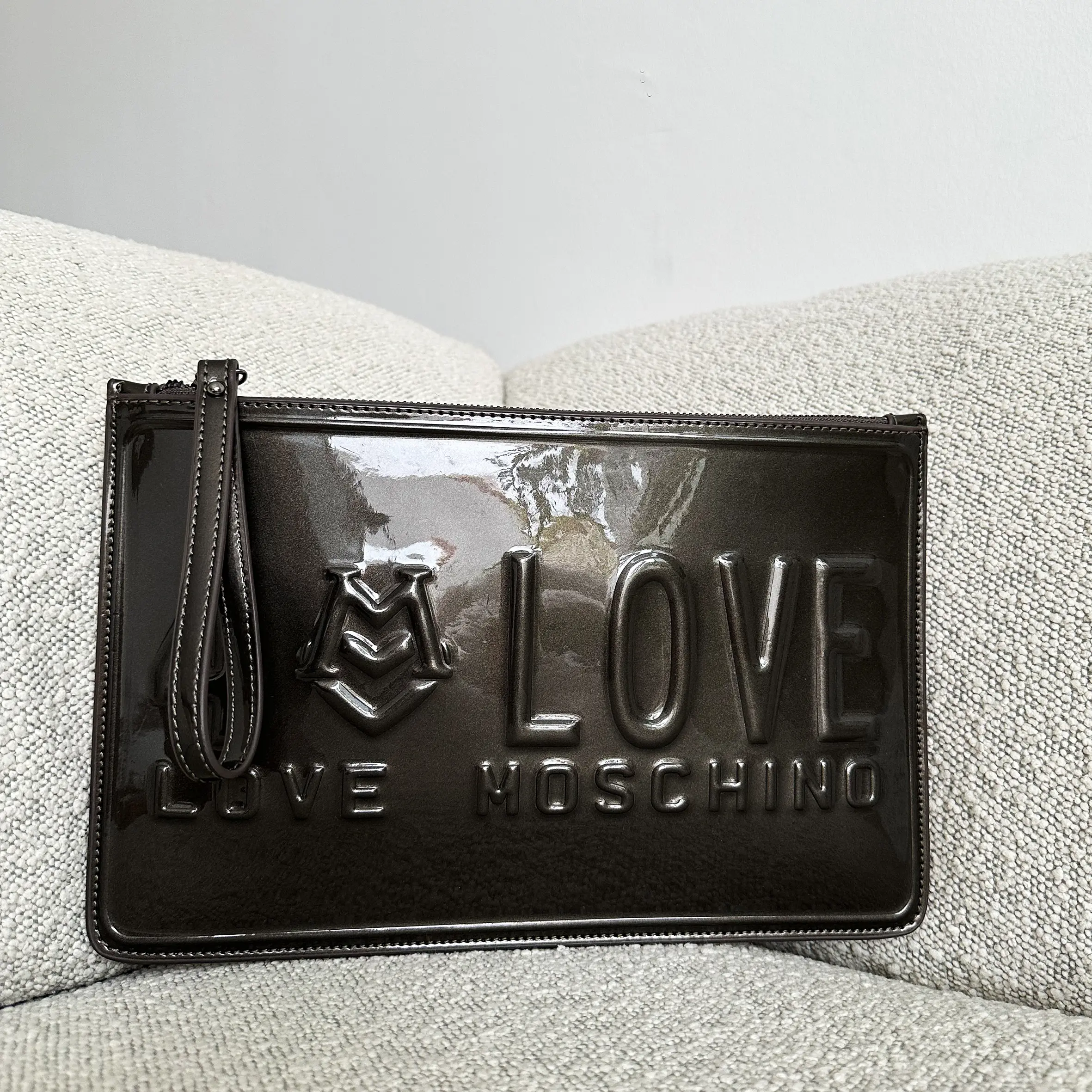 UK3053 Moschino Pouch Lamina
