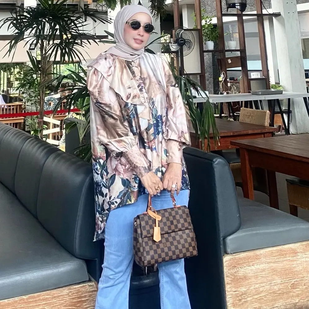 Blouse "SHOPIA"dengan motif bunga yang sangat  cantik