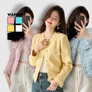 FOLADY - P758 Atasan blazer tweed style Korea yang bisa digunakan sebagai outer rajut. Terbuat dari bahan yang nyaman, lembut, dan halus saat dipakai. Dilengkapi lengan panjang dan kancing gold yang memberi sentuhan elegan.