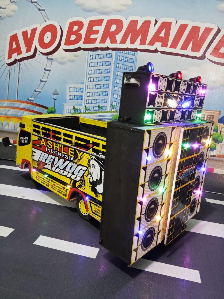 AF MINIATUR _miniatur Truk Horeg dengan Sound System Bahan Triplek Ukuran 25x27x7cm Bisa Bunyi & Bisa Di Cas Speaker 2 Inch Isi 2pcs Sudah Pake Bluetooth