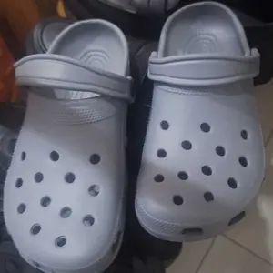 Sandal Clog Cowok Terbaru 2026 Bahan EVA Ringan Anti Slip Bernapas Nyaman Cocok Harian Sekolah Kerja Liburan Pantai Size 36-45