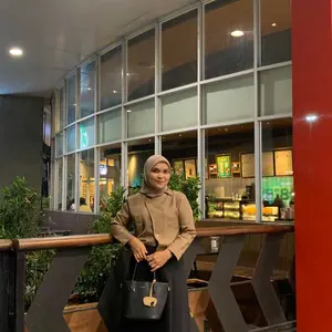 Vione ÉLAN Outer Wanita Minimalis Elegan Kemeja Blazer Crop Premium Outfit Hijab Stylish Kekinian 2026 Bahan Premium Nyaman Adem Cutting Modern Fit di Badan