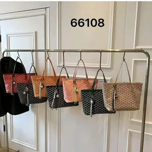 Tote besar ada  ganci cantik