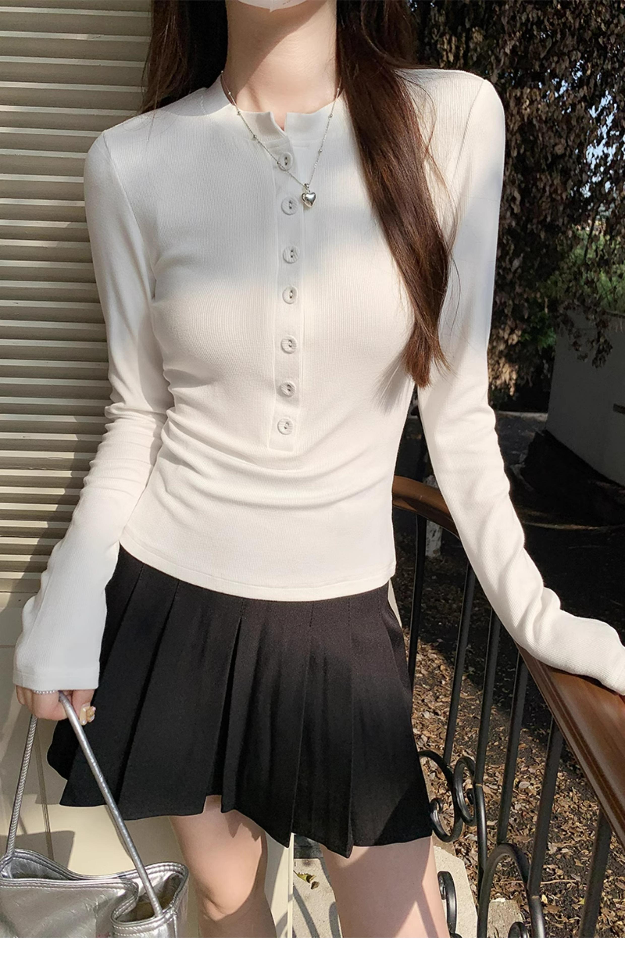 Kaos V-neck lengan panjang berkancing slim fit dan serbaguna ala Korea