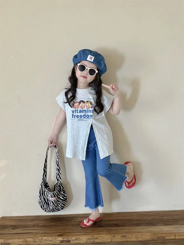 Korean Style Set Anak Cewek Setelan Anak Perempuan T-Shirt Belah Samping + Celana Jeans Anak Style Baru Anak Perempuan Fashion Baju