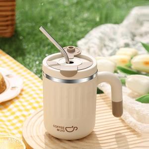 魅力的なコーヒーマグ、1ピース耐熱ステンレススチール480 ml容量の直接飲用オープンマウスデザインのコーヒーカップ、ステンレススチールストロー付き、美的な魅力と実用性を兼ね備えたコーヒーマグ、コーヒーカップ