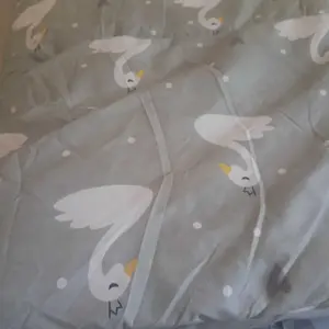 Bedcover HMCO Tanpa Sprei 115cm x 220cm Lembut Bisa Dicuci - Super Lembut, Super Awet, Anti Gerah, Sejuk