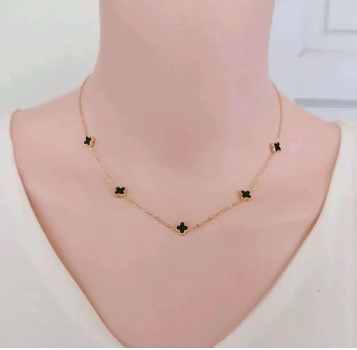 Kalung Titanium Wanita Bunga Hitam Kalung Wanita Terbaru Anti Karat Tidak Luntur Aksesoris Elegan Hadiah