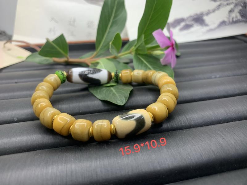Product Introduction of Fashionable jewelry, Tibetan Dzi beads. Blessings and empowerment from the snowy plateau.11588 They have been empowered and blessed in the temple. 1