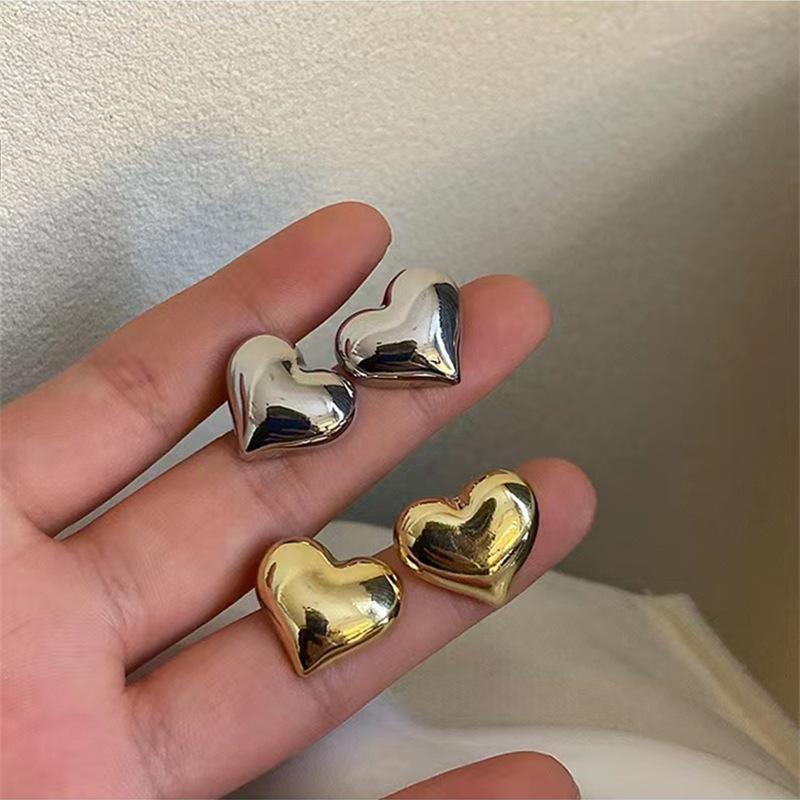 Product Introduction of Summer Heart Design Earrings, Earrings for Pierced Ears, Simple Niche Street Style Earrings for Women, Gold/Silver Daily Clothing Accessories, Party Casual Jewelry，Personalized Earrings, Suitable for Small Present for Friends love  charms 0