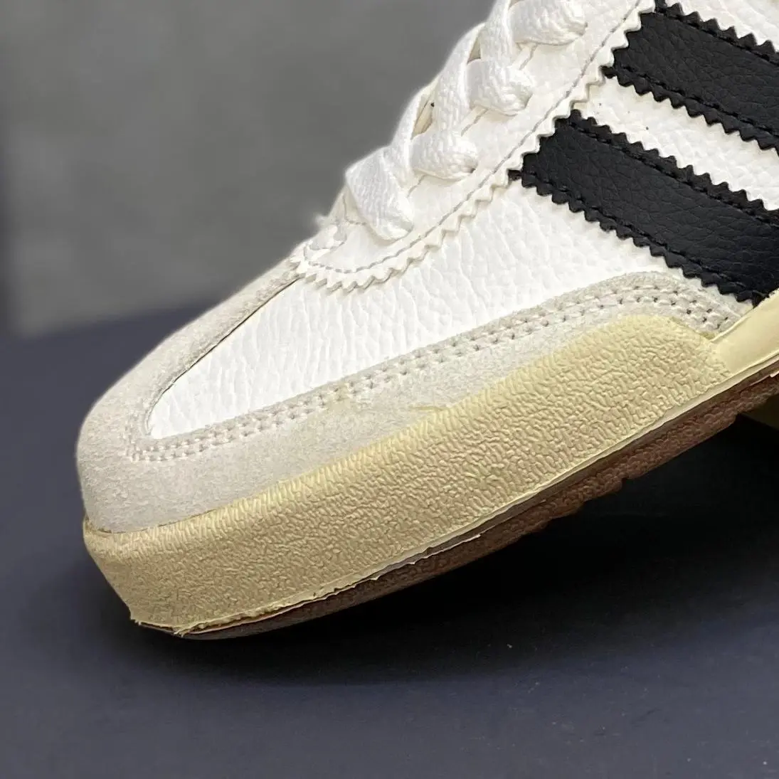 ETALASE 06 SNEAKERS JINS PUTIH LIS HITAM