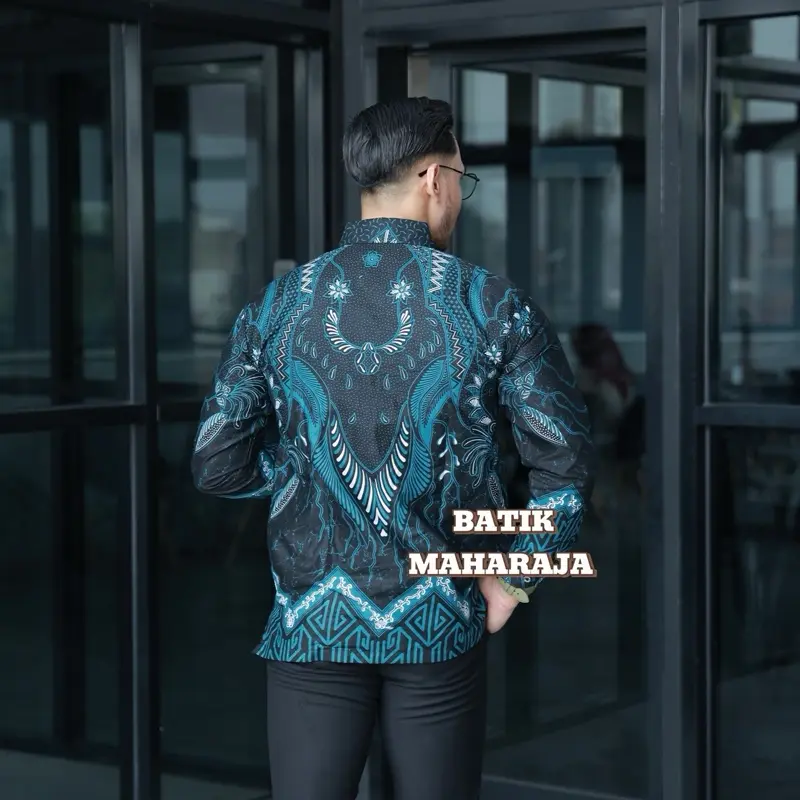 Kemeja Batik Pria: BIRU SEKTI perpaduan 3 warna antara BIRU (ice blue), HITAM dan PUTIH berkesan BERWIBAWA. 1