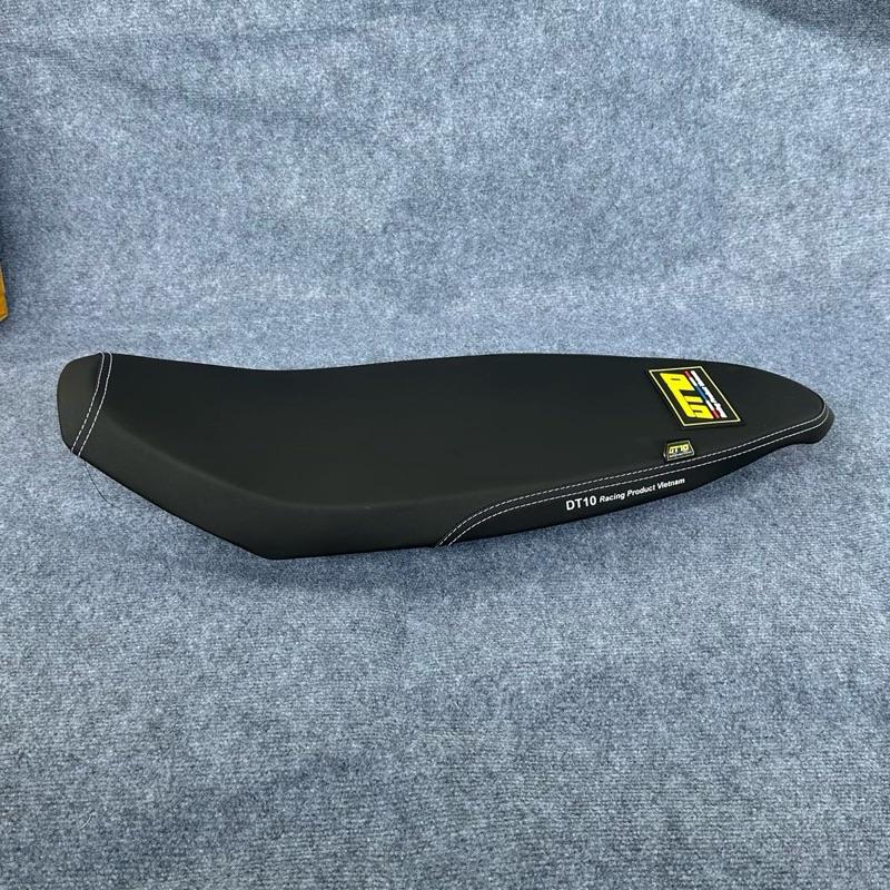 Yên DT10 Satria - Raider Fi    ( Mút vàng )    full bộ: da yên + Đế yên  + mút vàng  ( vê chỉ việc tháo  zin lăp  của shop vô là ok )  yên gọt phi