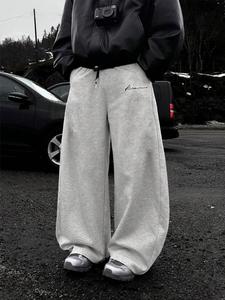 Pantalones deportivos grises de talla grande con estampado característico estilo urbano Y2K estética casual para uso diario tendencia en TikTok
