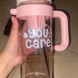 Botol Minum YouCare/ Tumbler 1200 mL untuk Minuman Dingin / Ice dengan Handle Nyaman di Tangan dan Sedotan Higienis