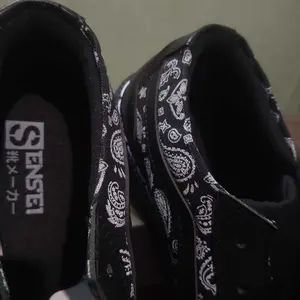 ABRAHAM Sepatu Pantofel Formal Hitam Docmart Pria Paisley Kerja Merah