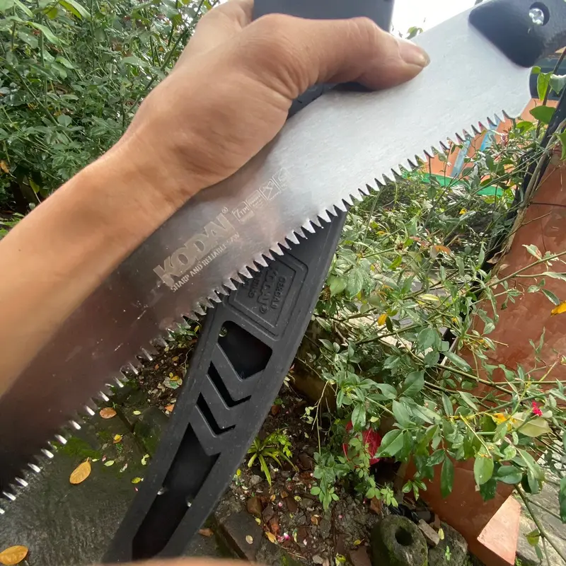Gergaji Pruning Baja Putih dengan Mata Tajam dan Gagang Viber Lapis Karet 1