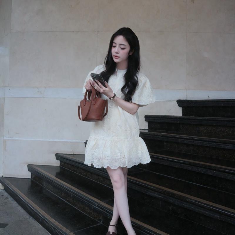 Váy Ren Suông Tay Bồng Đuôi Xoè Hàng Hai Lớp 1