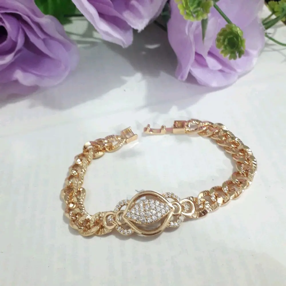 Gelang permata oval di tengah accessories perhiasan warna lapis emas wanita dewasa