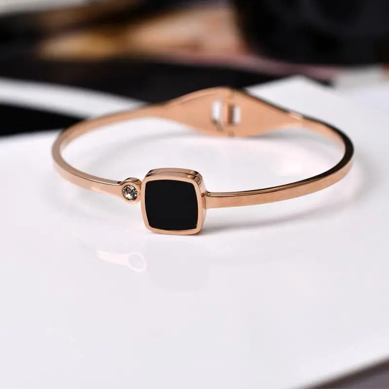 Gelang Titanium Blgri Kotak / Anti Luntur dan Karat Elegan Wanita 1