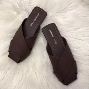 Sandal Wanita Teplek Model Bapau Anti Slip Coklat Flat
