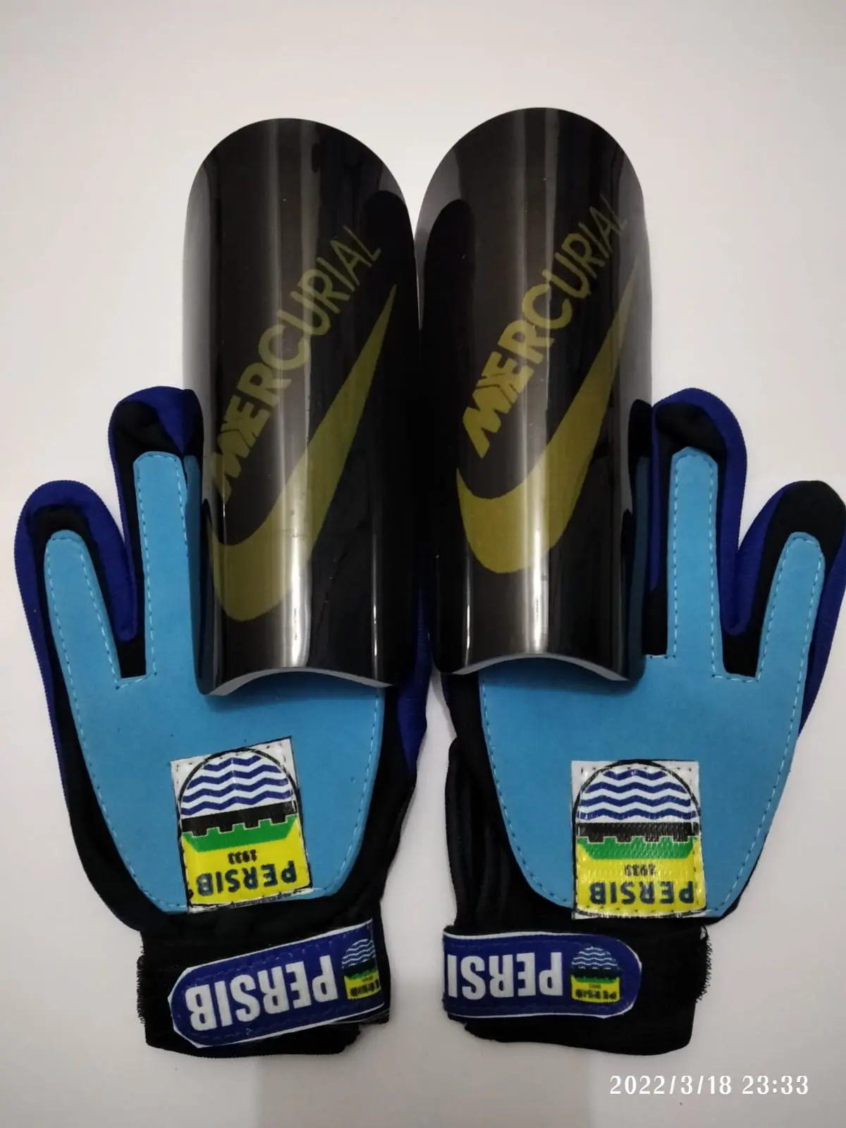 sarung tangan kiper beserta skin deker pelindung tulang kaki Anti Air Set Uniseks Nyaman