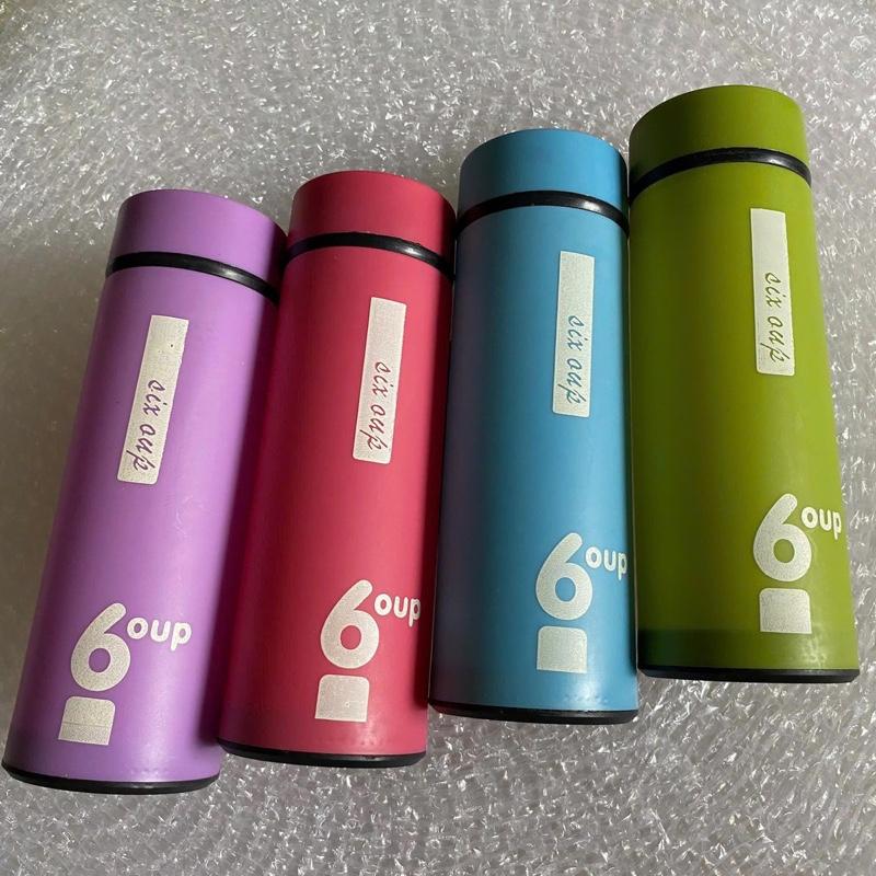 Bình nước chịu nhiệt in chữ 6oup cute. Chắc chắn, nhiều màu để lựa chọn. Thiết kế lõi thuỷ tinh bọc vỏ nhựa chắc chắn.