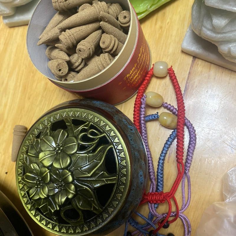 Combo hộp nụ trầm hương tự nhiên +lư sứ+ vòng mã não. Đẹp và thơm 1