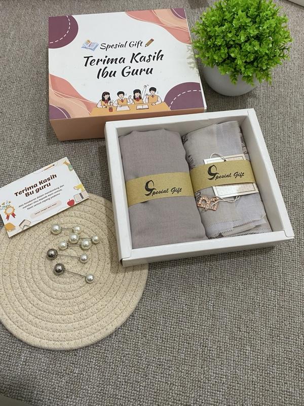 Hampers hijab segiempat buckle motif dan polos senada