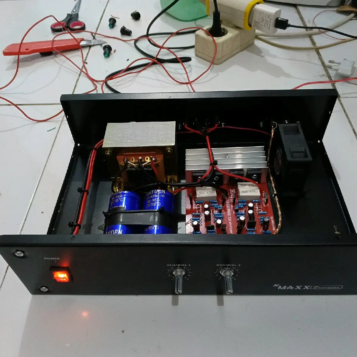 power amplifier 5 amper stereo 300 watt  produk ready besok sabtu