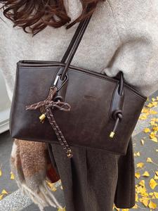 25 bolsas de hombro elegantes y sólidas para mujer de otoño e invierno, bolsa cruzada de gran capacidad y estilo para uso diario, bolsa casual, moderna y versátil de alta calidad para el traslado diario