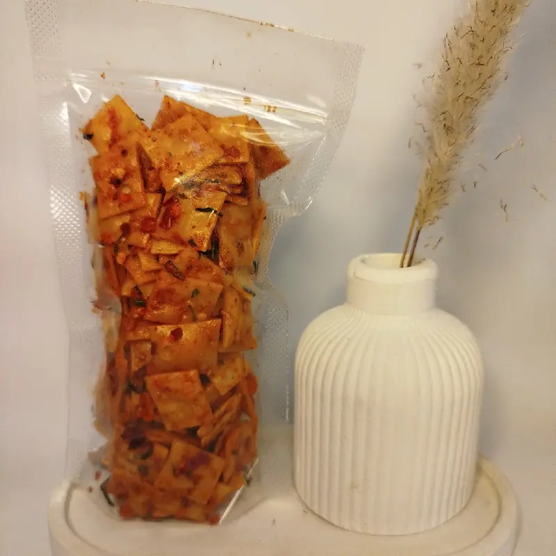 (1 kg) Kulit pangsit kering / pangsit kriuk / olahan kulit pangsit goreng original pedas Daun jeruk balado / keripik pedas / cemilan pedas idul fitri 4