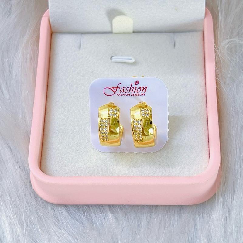  HOA TAI KHUYÊN TRÒN BA TRI – VẺ ĐẸP TINH TẾ SÁNG BỪNG THẦN THÁI    Hình ảnh sản phẩm là ảnh thật do shop tự chụp   Khuyên tròn Ba Tri – Một thiết kế không thể thiếu trong bộ sưu tập của các tín đồ mê trang sức! gia đình kimberly jewellery bong tay nữ 