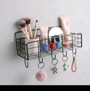 Rak Dinding Multifungsi untuk Kosmetik dan Aksesori dengan 4 Gantungan dan Desain Minimalis Hitam