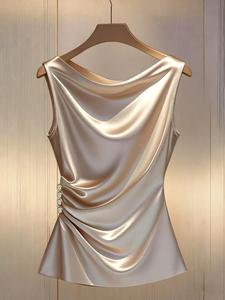 Top elegante de satín champán con escote halter y botones de perlas, ajustado con fruncido lateral, moda versátil para uso diario y