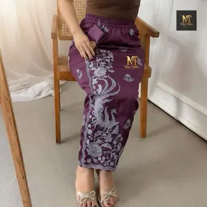 Kamen Jadi Sutra Silk Set Selendang Bordir Kamen Bali Bawahan dengan Motif Merak dan Bunga Elegan untuk Tampilan Mewah Songket
