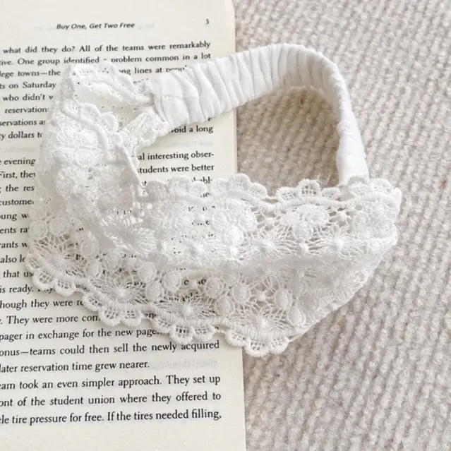 Headband Bunga Putih dengan Syal Kain Lilit