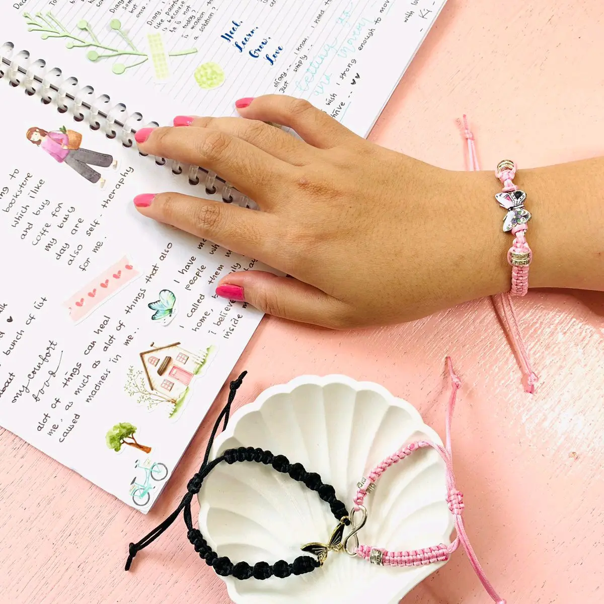 Gelang Rajut dengan Desain yang Unik dan Modern - Bracelets