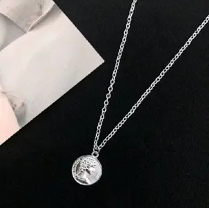 Kalung Titanium Stainless Steel Silver Liontin Coin Kecil Simpel Elegan untuk Tampilan Mewah