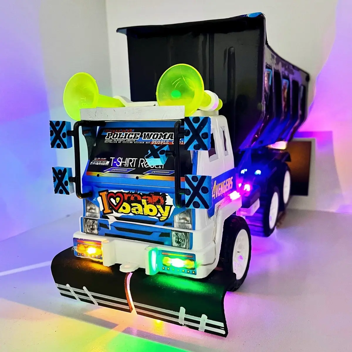 Mainan Truk Tronton Miniatur Variasi dengan Lampu 3 Mode - Kado