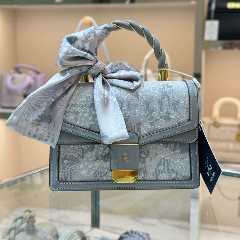 MG8123. Túi xách nữ MISS GAIL Store HongKong thiết kế hoạ tiết phủ thêu kèm nơ cực tiểu thư, trang nhã. Xách tay/ đeo chéo. Màu Xám - Full box