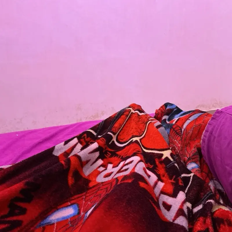Selimut tebal warna merah
