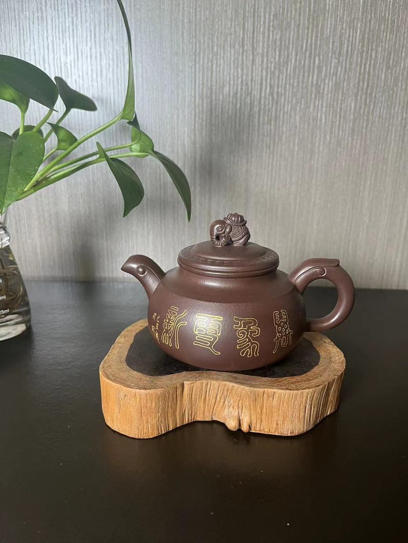 Product Introduction of NO.052This pot is made of Yixing raw purple clay. 0