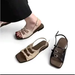 Sandal Wanita Flat Tali Belakang Gesper Tiga Bahan Kulit Sintetis Warna Nude Desain Elegan Cocok untuk Penggunaan Sehari-hari