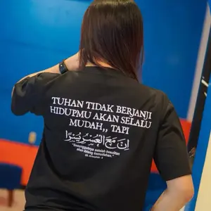 Kaos Cowok Bertulisan Tuhan Tidak Berjanji Hidup Selalu Mudah, T-Shirt Pria Tema Sabar dan Ikhlas