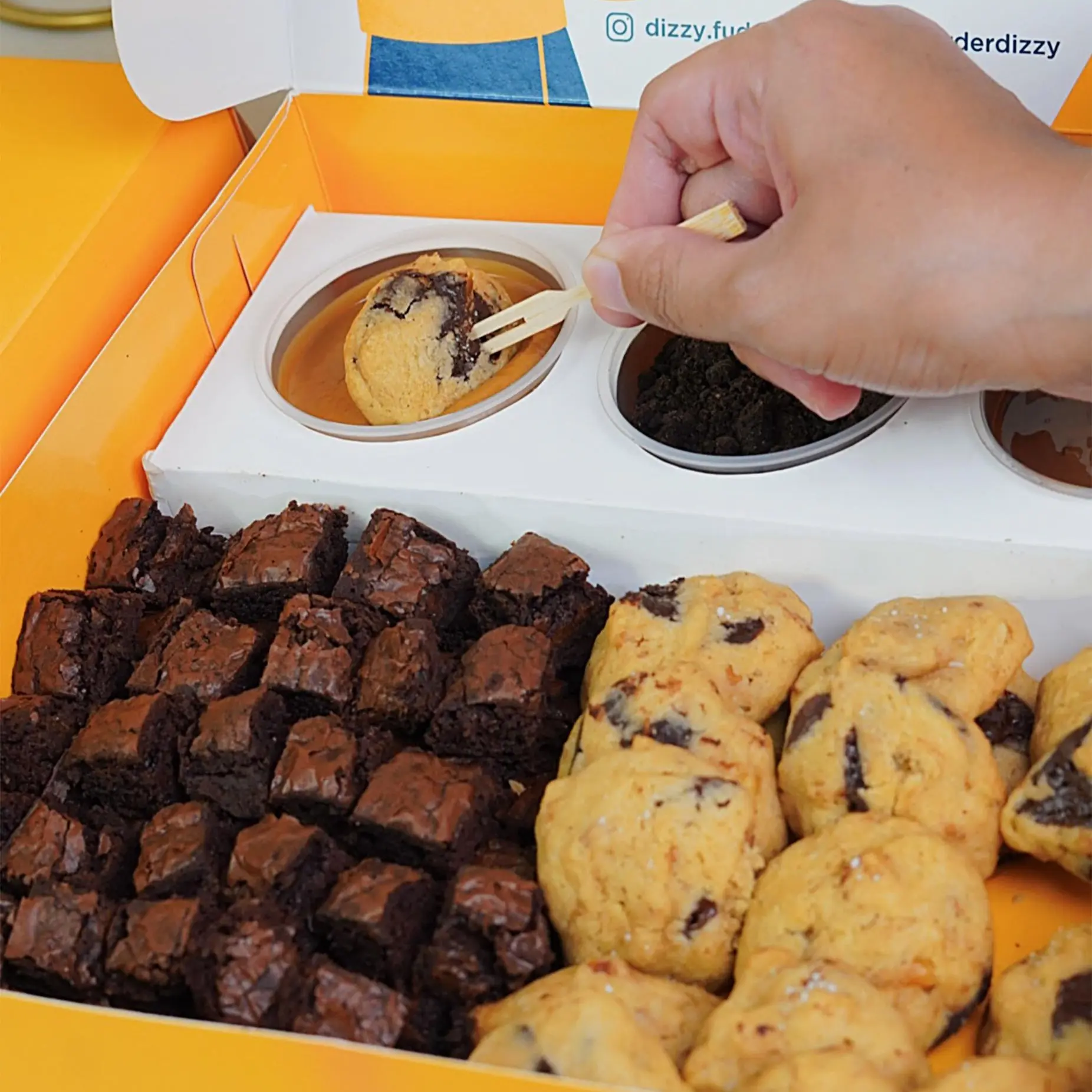 Party Box Fudgy Brownies & Mini Walate Cookies dengan Nutella, Lotus, Oreo Cemilan Makanan Food Snacks